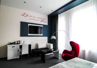 Отель HomeLike Hotel Даугавпилс Двухместный номер бизнес-класса с 1 кроватью или 2 отдельными кроватями, балконом и диваном-кроватью-5